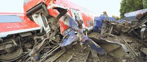 Die entgleisten Wagen blockieren die Bahnstrecke bei Peine. Foto: dpa