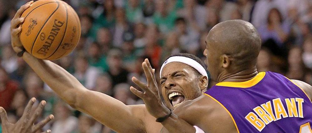 Stars im Duell. Bostons Paul Pierce (l.) gegen Kobe Bryant.