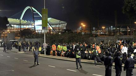 Sicherheitskräfte bringen die Lage vor dem Stadion von Durban unter Kontrolle.
