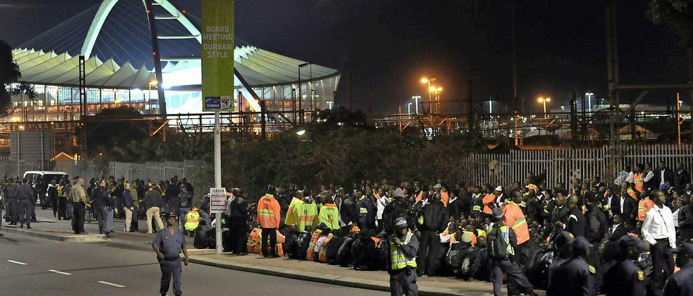 Sicherheitskräfte bringen die Lage vor dem Stadion von Durban unter Kontrolle.