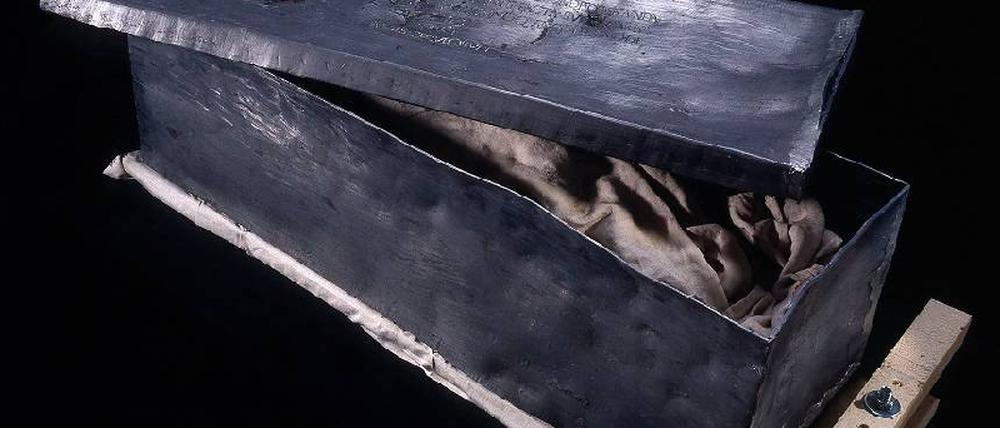 Im Bleisarg bestattet. Der Sarkophag Königin Edithas (910 – 946). Foto: dpa