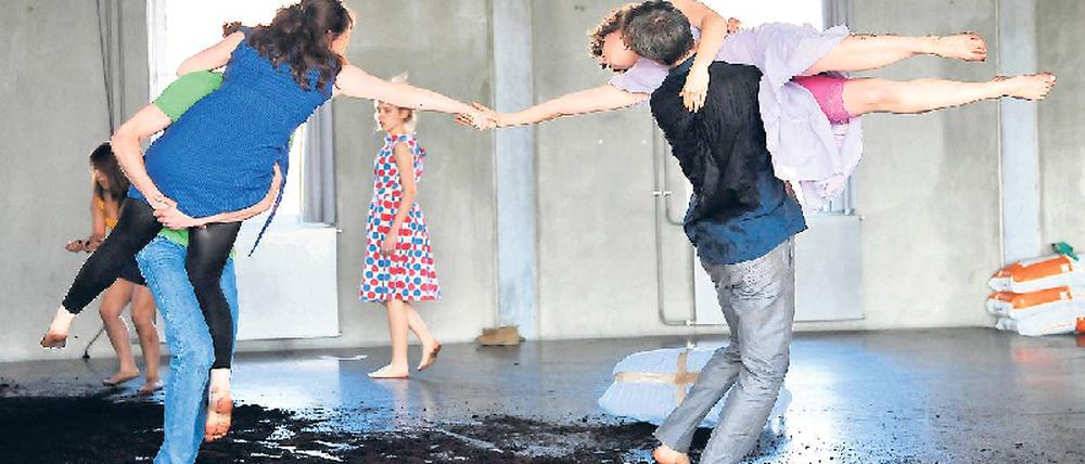 Wir sind eine Jugendbewegung. Fünf Jahre Tanz-Zeit: Schüler proben für den Auftritt im Radialsystem. Foto: Davids