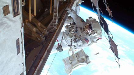 Wenn sie mal nicht weltraumspazieren müssen, gucken auch Astronauten gerne Fußball.