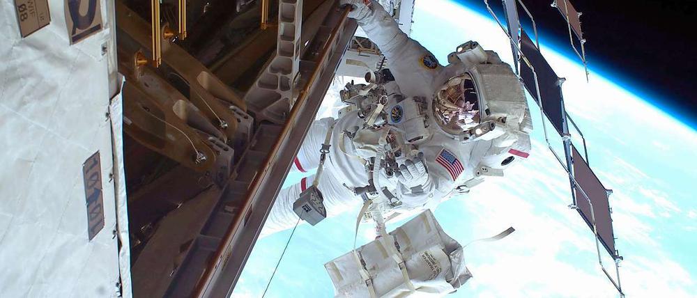Wenn sie mal nicht weltraumspazieren müssen, gucken auch Astronauten gerne Fußball.