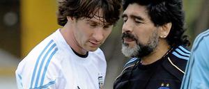 Die Stars auf und neben dem Platz: Lionel Messi und Diego Maradona.