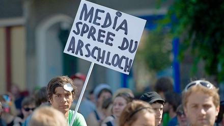 Protest. Rund 2000 Demonstranten trafen sich an der Oberbaumbrücke.