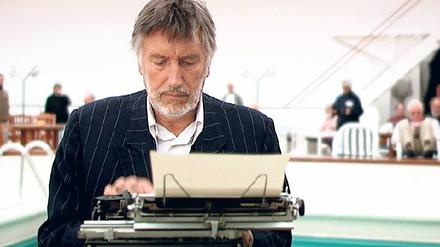 Was passiert. Der Erfurter Jude Erich Dublon (Christian Brückner) dokumentiert die Irrfahrt des deutschen Flüchtlingsschiffs „St. Louis“. Foto: WDR