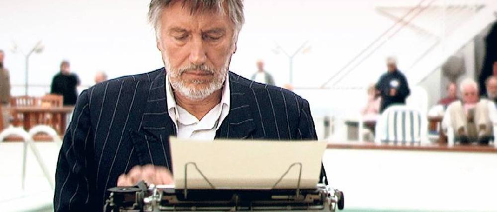 Was passiert. Der Erfurter Jude Erich Dublon (Christian Brückner) dokumentiert die Irrfahrt des deutschen Flüchtlingsschiffs „St. Louis“. Foto: WDR