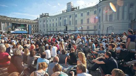Alles ist erleuchtet. Mehr als 20 000 Zuschauer genossen die Abschiedsaufführung der Staatsoper vor ihrem Umzug. Auf der 80 Quadratmeter großen Leinwand auf dem Bebelplatz war „Eugen Onegin“ zu sehen, mit Rolando Villazon, Rene Pape und Daniel Barenboim am Pult. Am heutigen Sonntag um 16 Uhr spielt die Staatskapelle kostenlos für alle.