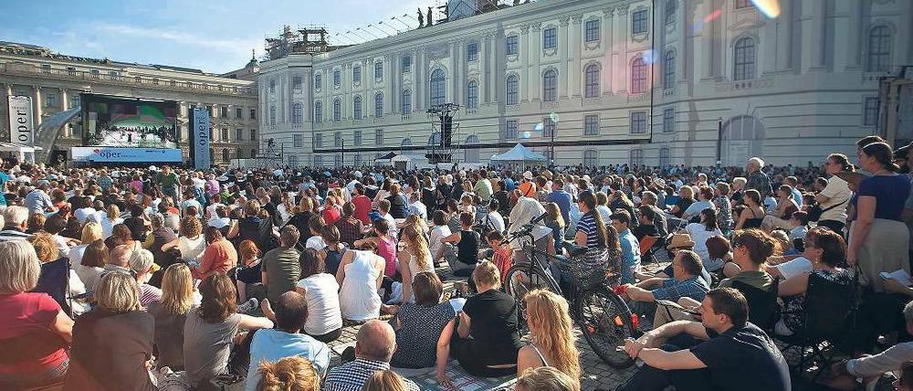 Alles ist erleuchtet. Mehr als 20 000 Zuschauer genossen die Abschiedsaufführung der Staatsoper vor ihrem Umzug. Auf der 80 Quadratmeter großen Leinwand auf dem Bebelplatz war „Eugen Onegin“ zu sehen, mit Rolando Villazon, Rene Pape und Daniel Barenboim am Pult. Am heutigen Sonntag um 16 Uhr spielt die Staatskapelle kostenlos für alle.