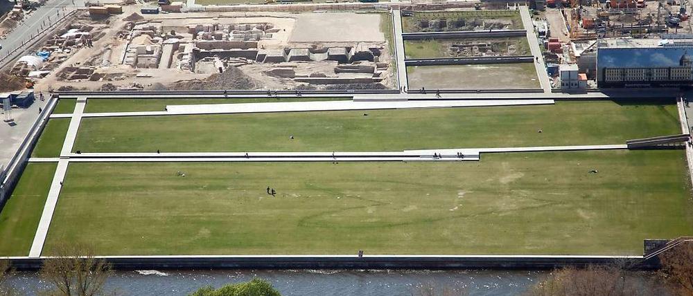 Wo derzeit eine Wiese ist in Berlins Mitte, soll eigentlich das Stadtschloss wieder entstehen. 