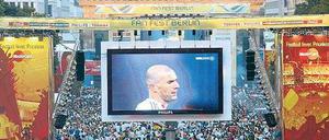 Glück in der Gemeinschaft. Public Viewing beim Finale der Fußball-WM 2006. Foto: ddp