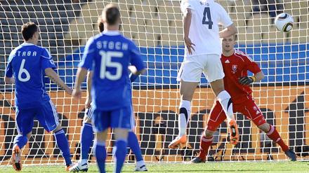 Ausgleich in letzter Minute: Winston Reid köpft zum 1:1 für Neuseeland ein.