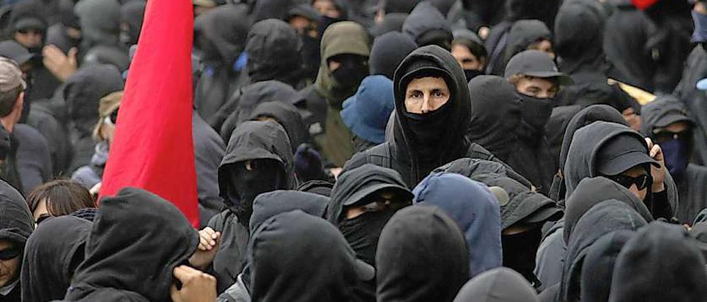 Linke Demonstranten protestieren. 