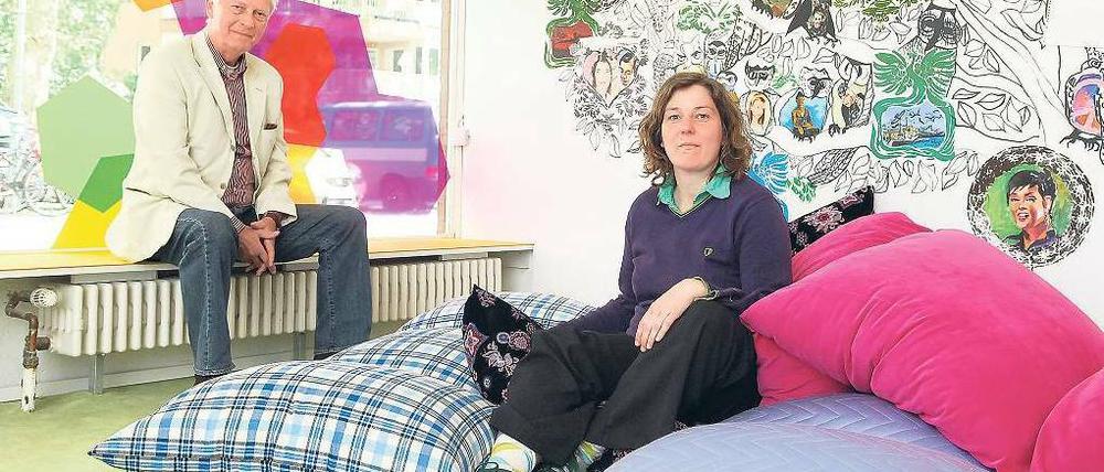 Veranwortung ist bunt. Petra Schlie (r.) hat die Ausstellung „7x Jung“ konzipiert. Gesicht-zeigen-Vorstand Heye (l.) begrüßt heute Altkanzler Schröder zur Eröffnung. 