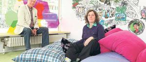 Veranwortung ist bunt. Petra Schlie (r.) hat die Ausstellung „7x Jung“ konzipiert. Gesicht-zeigen-Vorstand Heye (l.) begrüßt heute Altkanzler Schröder zur Eröffnung. 