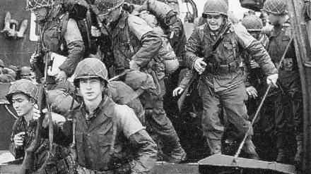 Klappen auf. Amerikanische Soldaten an der Utah Beach. Foto: Ullstein