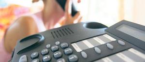 Gebührenfalle Telefon. Der Anruf bei einer 0900er-Nummer kann bis zu drei Euro pro Minute kosten. 