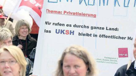 Protest. Mitarbeiter des Uniklinikums bei einer Demonstration. Foto: dpa