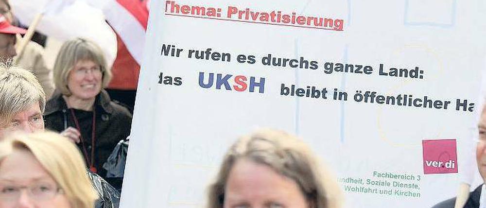 Protest. Mitarbeiter des Uniklinikums bei einer Demonstration. Foto: dpa
