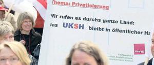 Protest. Mitarbeiter des Uniklinikums bei einer Demonstration. Foto: dpa