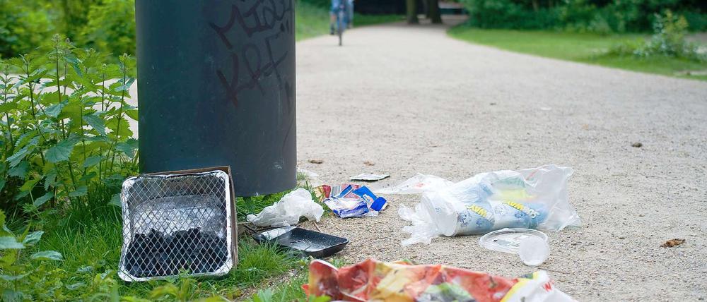Der Morgen danach. Müll und Verpackungen bleiben einfach zurück.