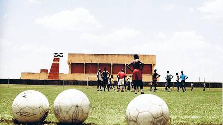 Fußball, Fußball und noch mal Fußball. Kurz vor der WM beschäftigen sich zahlreiche Autoren mit diesem Thema. Sie schreiben über Musik, Magie und seltsame Trainersprüche. Unser Bild stammt aus dem Fotoband „African Arenas“ von Thomas Hoeffgen. Der Fotograf hat jahrelang afrikanische Stadien dokumentiert. 