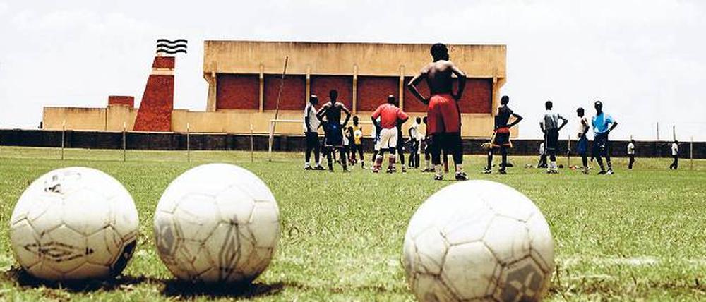 Fußball, Fußball und noch mal Fußball. Kurz vor der WM beschäftigen sich zahlreiche Autoren mit diesem Thema. Sie schreiben über Musik, Magie und seltsame Trainersprüche. Unser Bild stammt aus dem Fotoband „African Arenas“ von Thomas Hoeffgen. Der Fotograf hat jahrelang afrikanische Stadien dokumentiert. 