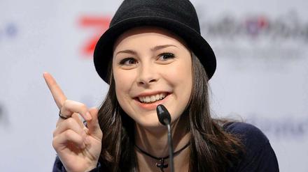 Lena Mayer-Landrut bei einer Pressekonferenz im "TV total"-Studio ihres Mentors Stefan Raab.