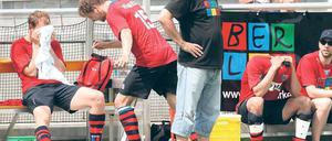 Am Boden zerstört. BHC-Kapitän Martin Häner ist nach dem 1:2 gegen den UHC am Sonntag liegend k.o. – Trainer Friedel Stupp (stehend) schaut schon wieder nach vorne.