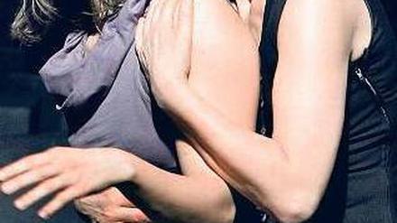 Warm oder gefühlskalt? Anna-Luise Recke (li.) und Corinna Harfouch. Foto: dpa-bildfunk