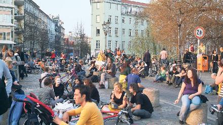Sitzblockade. Die Kreuzberger Admiralbrücke steht mittlerweile in vielen Reiseführern. Bis spät in die Nacht bevölkern Feiernde die Gehwege und die Fahrbahn. Foto: Kai-Uwe Heinrich