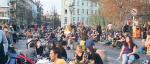 Sitzblockade. Die Kreuzberger Admiralbrücke steht mittlerweile in vielen Reiseführern. Bis spät in die Nacht bevölkern Feiernde die Gehwege und die Fahrbahn. Foto: Kai-Uwe Heinrich