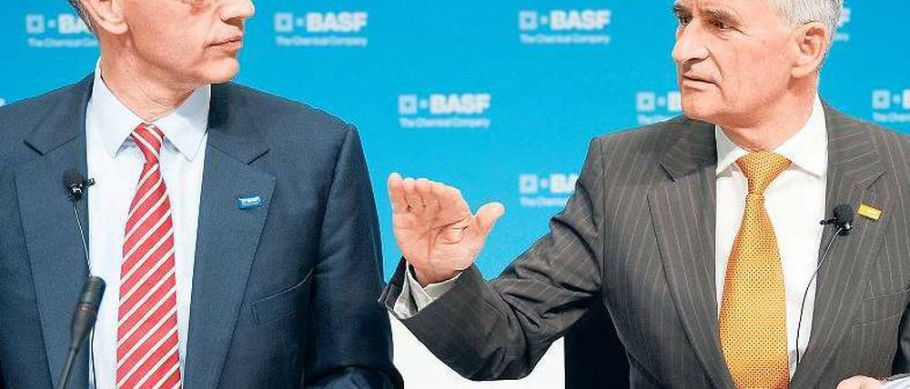 Nicht vom Fach. Noch zeigt der Chemiker Hambrecht dem Betriebswirt Bock, wie der Laden läuft. Das ändert sich bald.