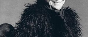 Schamanin. Robert Mapplethorpe porträtiert Louise Bourgeois 1982 mit ihrer Skulptur „Fillette“ und im Mantel aus Affenhaar. 