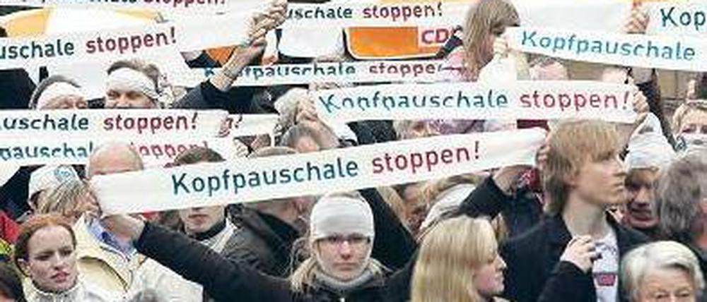 Kommt nicht an. Die Idee eines einheitlichen Krankenkassenbeitrags mit Sozialausgleich ist heftig umstritten. Zuletzt spielte die Kopfpauschale auch im NRW-Wahlkampf eine Rolle. Foto: imago stock&people