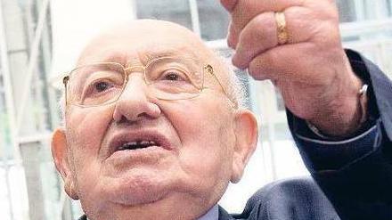 Richter und Denker. Marcel Reich-Ranicki bei der Eröffnung einer Ausstellung zu seinem 90. Geburtstag im Frankfurter Museum Judengasse.