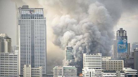 Dichte Rauchwolken liegen am Mittwoch über dem Geschäftsviertel der thailändischen Hauptstadt. 