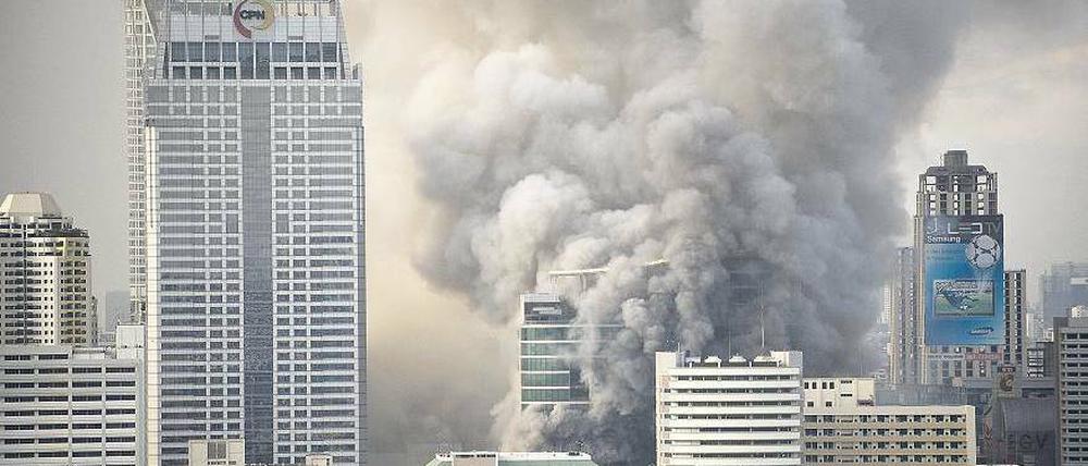 Dichte Rauchwolken liegen am Mittwoch über dem Geschäftsviertel der thailändischen Hauptstadt.