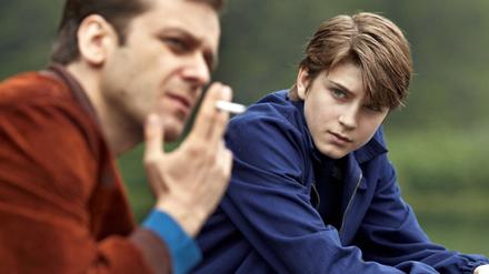 Vorahnung. Thomas (Léo Legrand) sucht die Nähe zu seinem Vater (Jonathan Zaccaï).