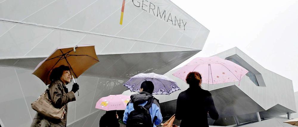Nicht immer geduldig: Chinesische Gäste vor dem deutschen Expo-Pavillon in Schanghai.