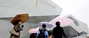 Nicht immer geduldig: Chinesische Gäste vor dem deutschen Expo-Pavillon in Schanghai.