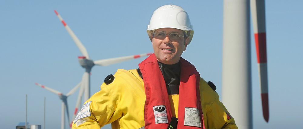 Stolz feiert sich Bundesumweltminister Norbert Röttgen als Freund der Windenergie.