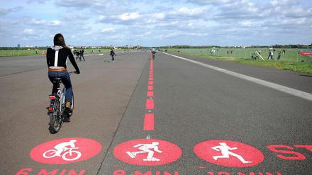 Ein weites Feld. Der frühere Flughafen Tempelhof wird noch Jahre ein Wiesenmeer mit Rad- und Skaterstrecken bleiben. Das Gelände in Tegel ist sogar noch größer.