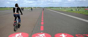 Ein weites Feld. Der frühere Flughafen Tempelhof wird noch Jahre ein Wiesenmeer mit Rad- und Skaterstrecken bleiben. Das Gelände in Tegel ist sogar noch größer.