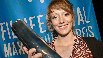 Lavinia Wilson, Schauspielerin, erhielt in diesem Jahr den Grimme-Preis für den TV-Film „Frau Böhm sagt Nein“. Am 27.5. startet der Kinofilm „Tandoori Love“ mit Lavinia Wilson.