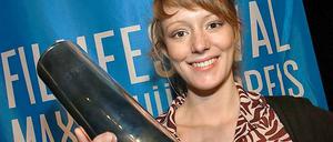 Lavinia Wilson, Schauspielerin, erhielt in diesem Jahr den Grimme-Preis für den TV-Film „Frau Böhm sagt Nein“. Am 27.5. startet der Kinofilm „Tandoori Love“ mit Lavinia Wilson.