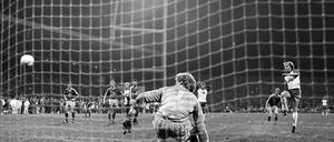 Legendär: Kutzop trifft bei seinem Elfmeter im April 1986 nur den Pfosten. Bayern wird am Ende Meister.