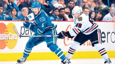 Abgefahren. Mit Vancouver schied Christian Ehrhoff (links) in den NHL-Play-offs aus und kam deshalb jetzt zur WM nach. Foto: AFP