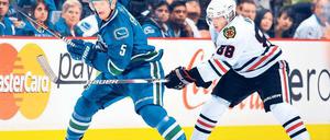 Abgefahren. Mit Vancouver schied Christian Ehrhoff (links) in den NHL-Play-offs aus und kam deshalb jetzt zur WM nach. Foto: AFP